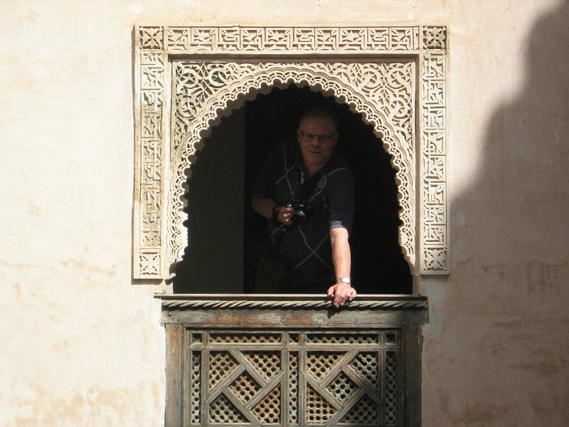 140312_medina fes raampje.jpg - Foto van mij terwijl ik uit een raampje van een Medersa leun. Een Medersa is een koranschool waar naast de koran ook zaken als wiskunde en geschiedenis onderwezen werd. In Fes bood de Medersa tevens onderdak aan de studenten.